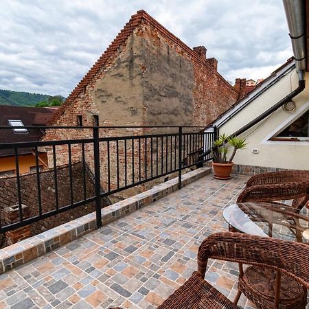 Residence 48 Beautiful Building Within Moments From The Old Town Of Braşov Esterno foto