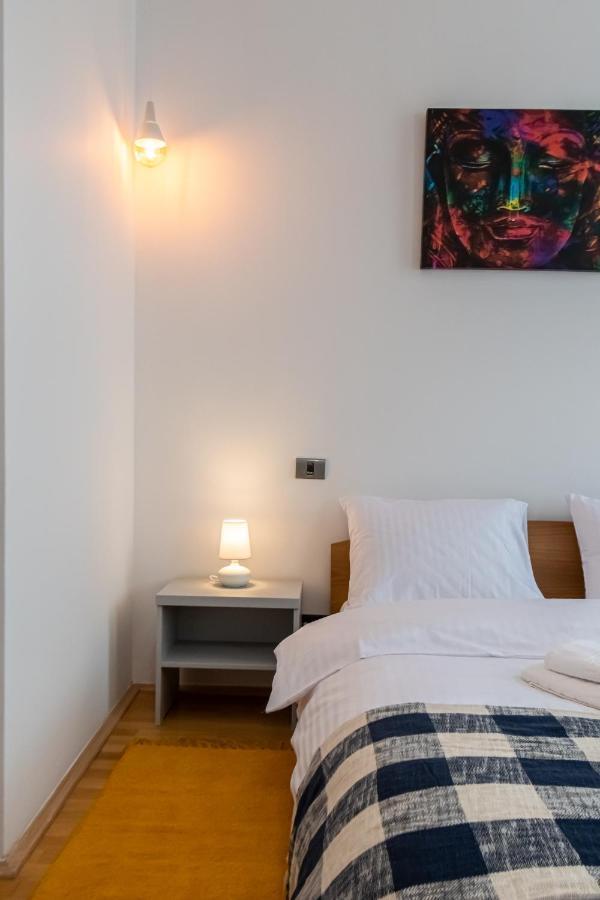 Residence 48 Beautiful Building Within Moments From The Old Town Of Braşov Esterno foto