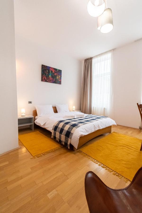 Residence 48 Beautiful Building Within Moments From The Old Town Of Braşov Esterno foto