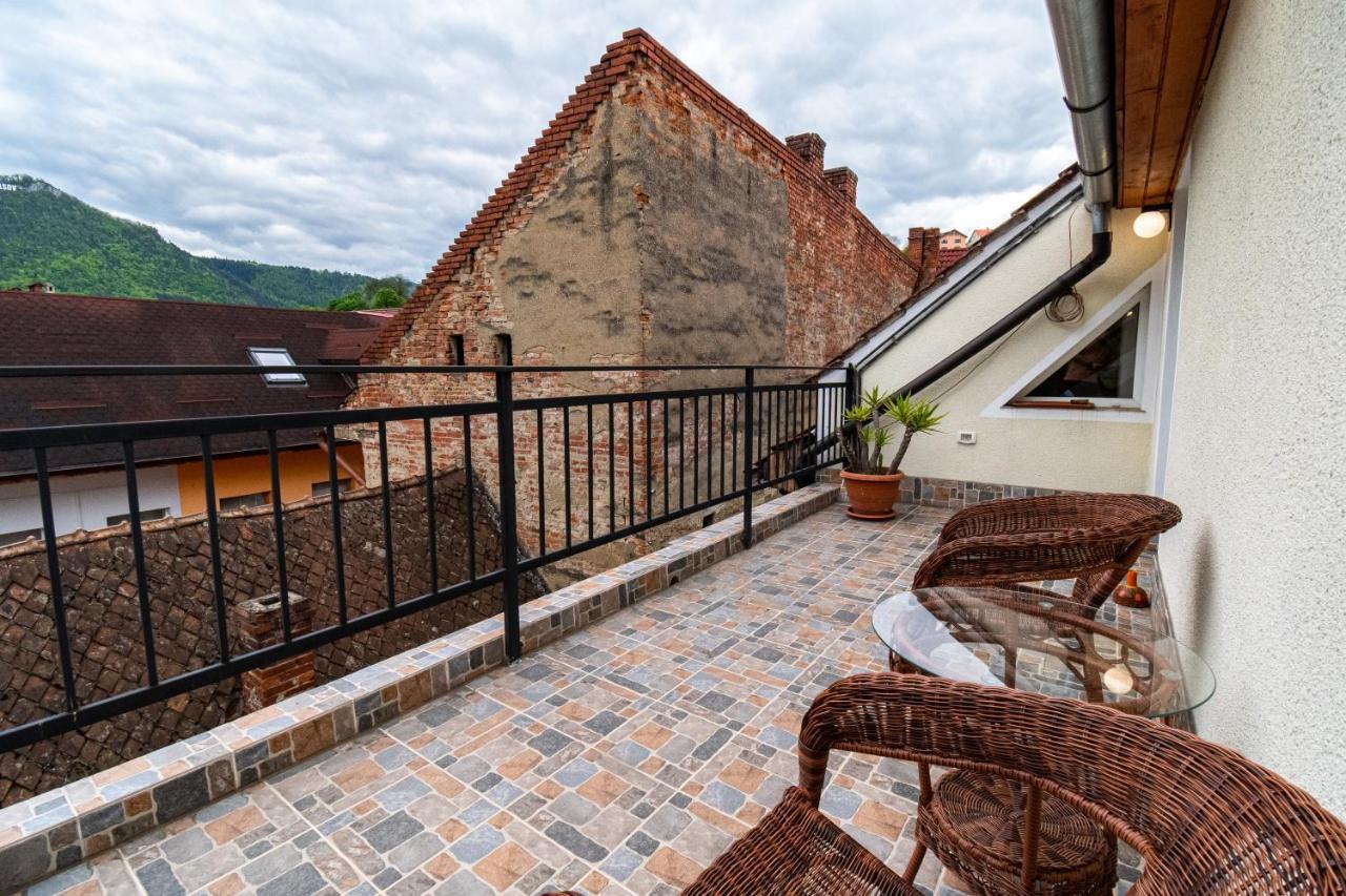 Residence 48 Beautiful Building Within Moments From The Old Town Of Braşov Esterno foto