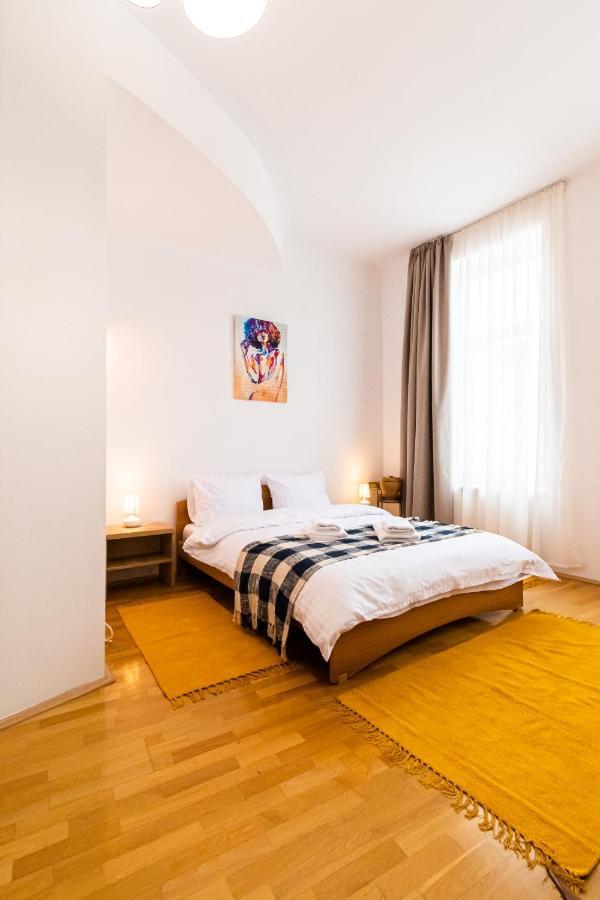 Residence 48 Beautiful Building Within Moments From The Old Town Of Braşov Esterno foto