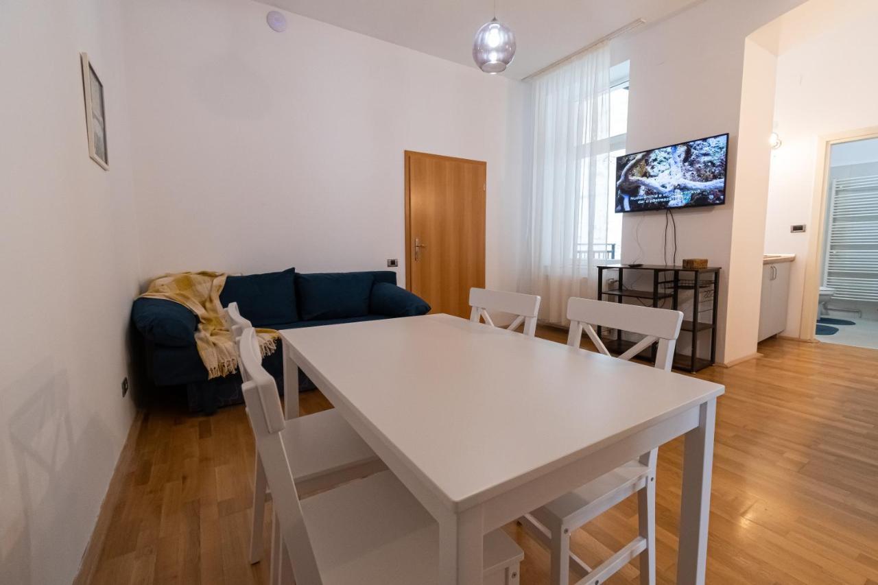 Residence 48 Beautiful Building Within Moments From The Old Town Of Braşov Esterno foto