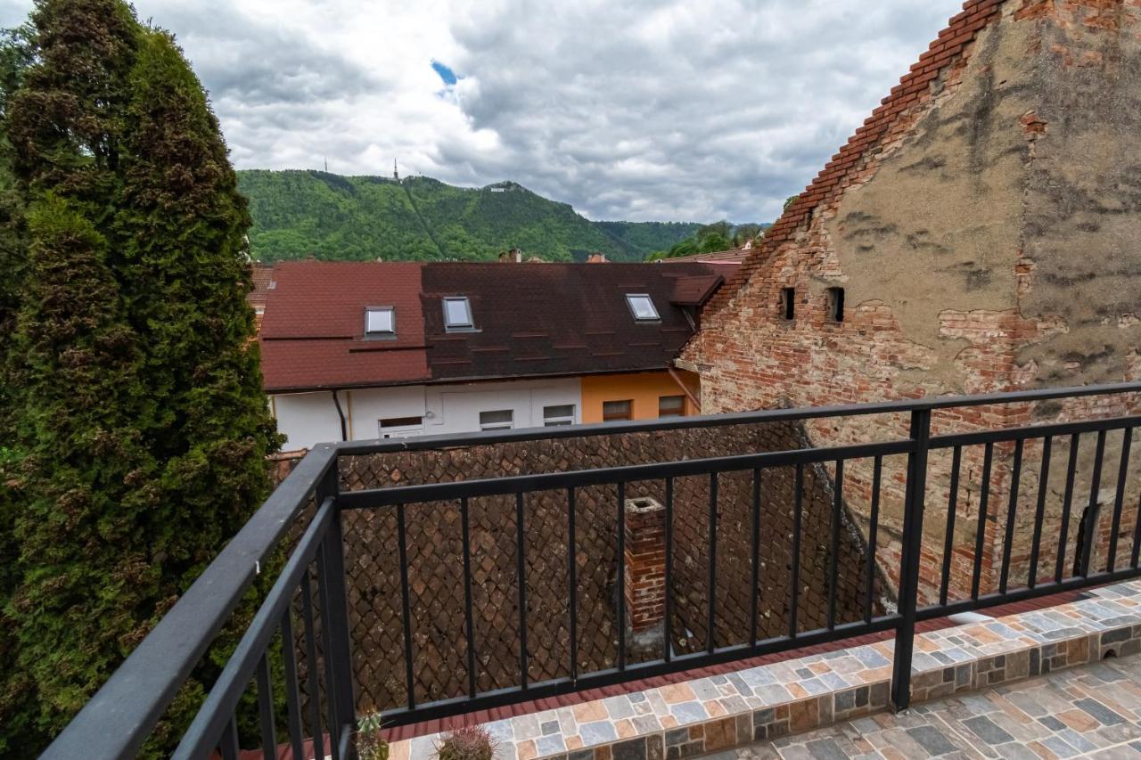 Residence 48 Beautiful Building Within Moments From The Old Town Of Braşov Esterno foto