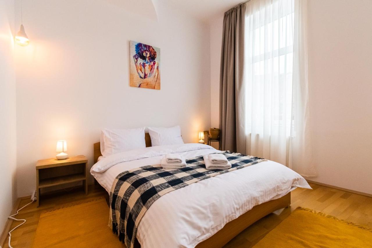 Residence 48 Beautiful Building Within Moments From The Old Town Of Braşov Esterno foto