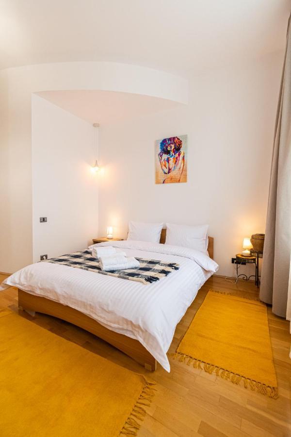 Residence 48 Beautiful Building Within Moments From The Old Town Of Braşov Esterno foto