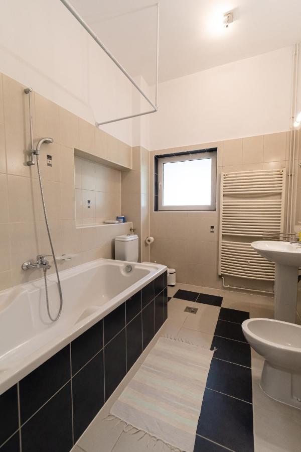 Residence 48 Beautiful Building Within Moments From The Old Town Of Braşov Esterno foto