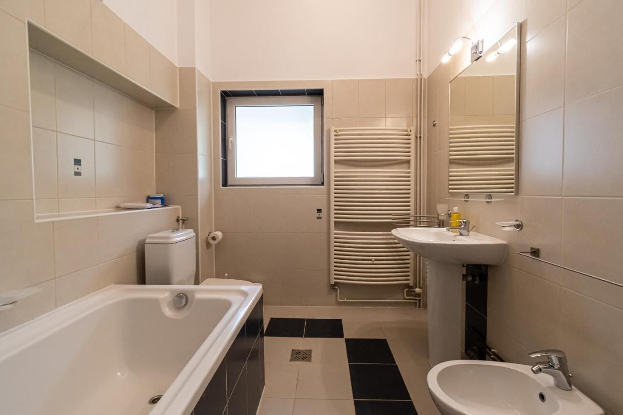Residence 48 Beautiful Building Within Moments From The Old Town Of Braşov Esterno foto