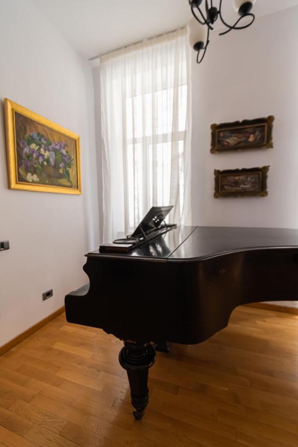 Residence 48 Beautiful Building Within Moments From The Old Town Of Braşov Esterno foto
