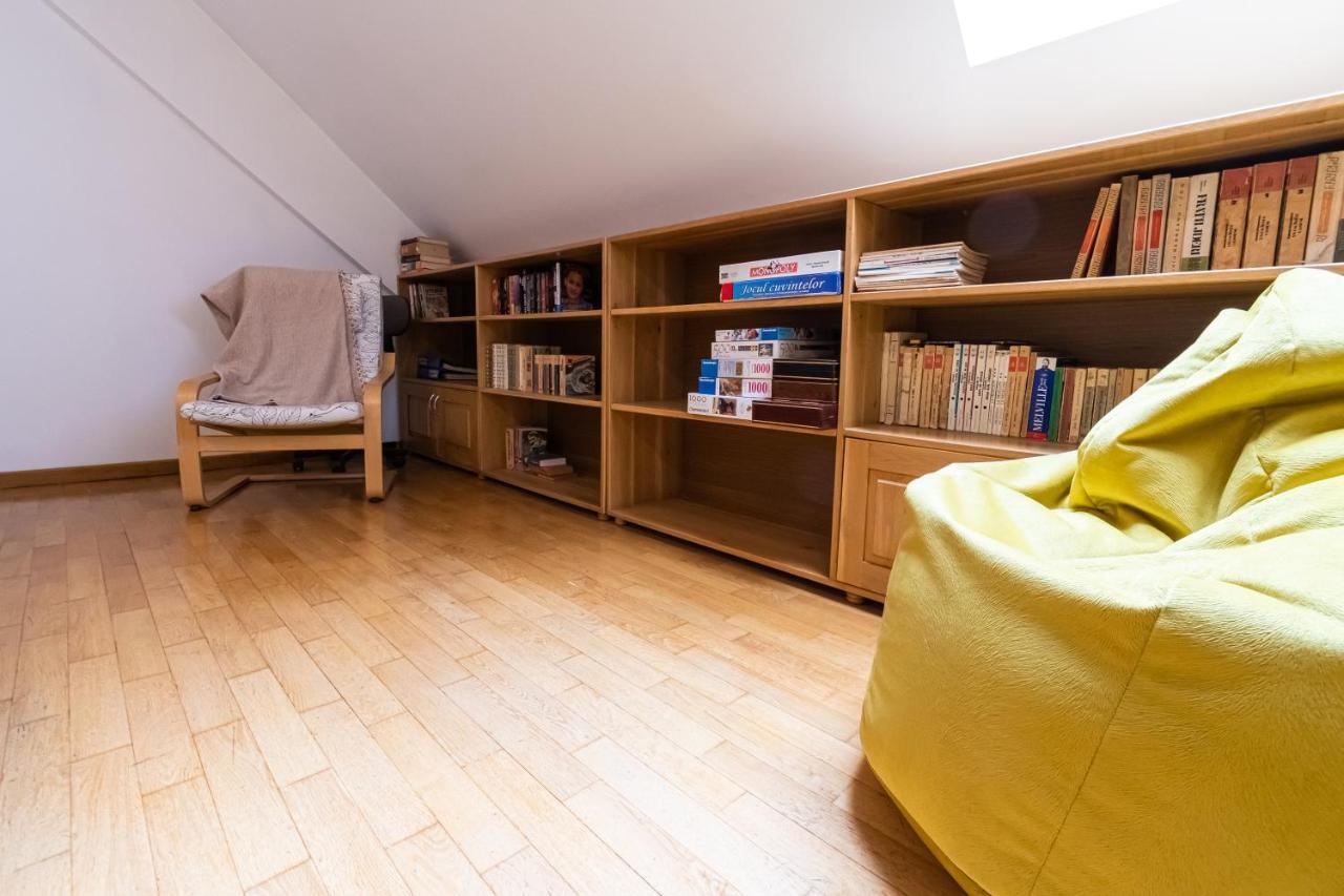 Residence 48 Beautiful Building Within Moments From The Old Town Of Braşov Esterno foto
