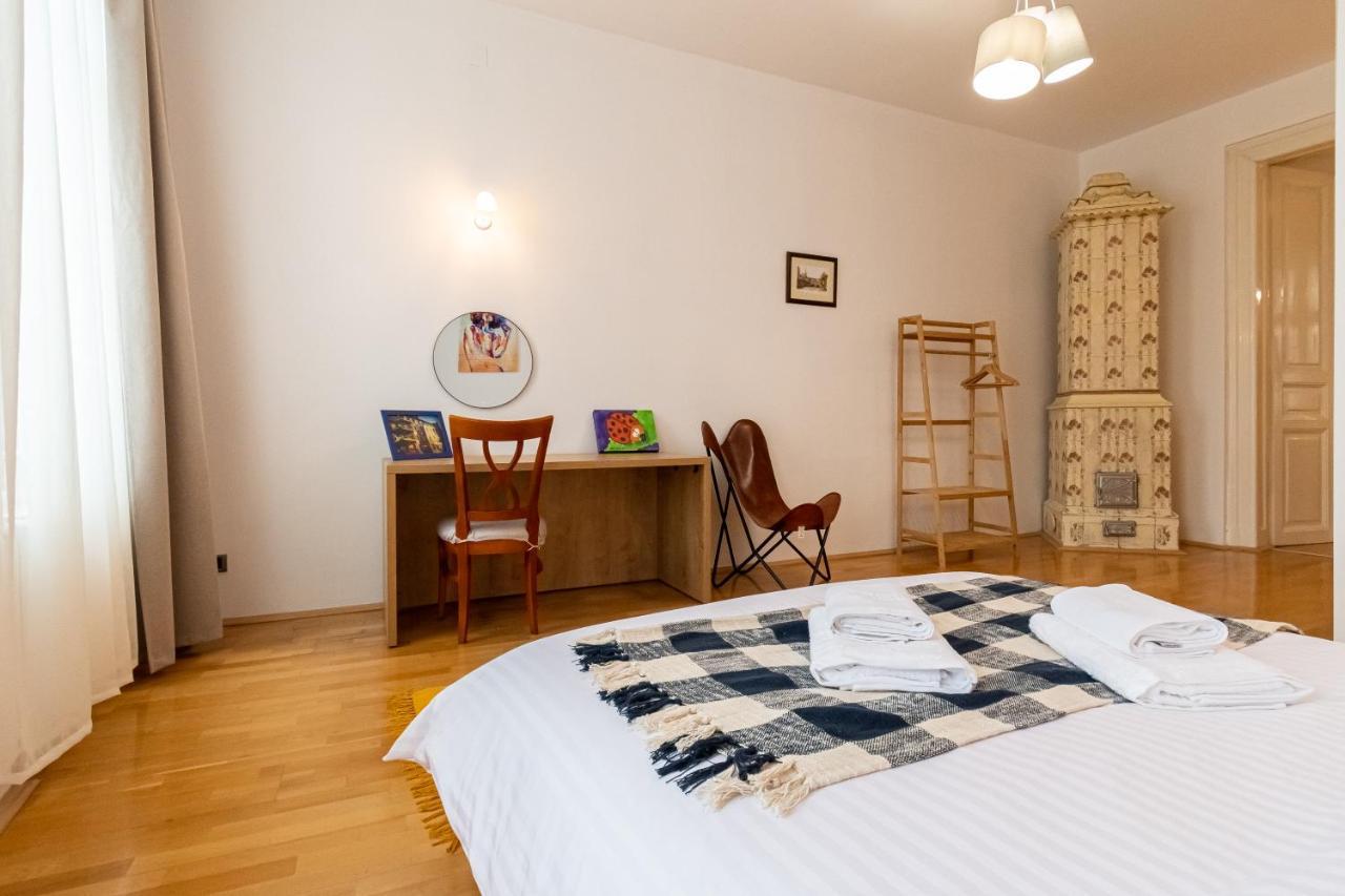 Residence 48 Beautiful Building Within Moments From The Old Town Of Braşov Esterno foto