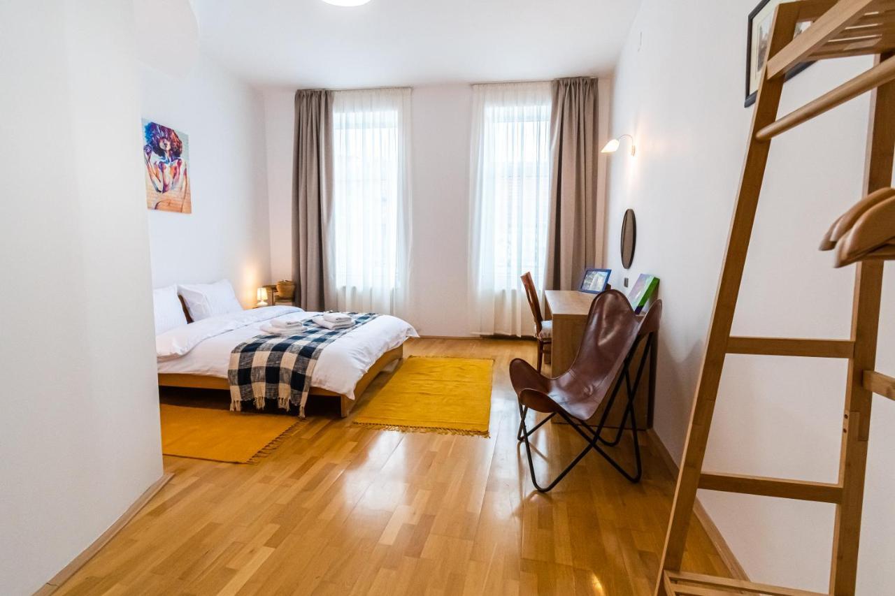 Residence 48 Beautiful Building Within Moments From The Old Town Of Braşov Esterno foto