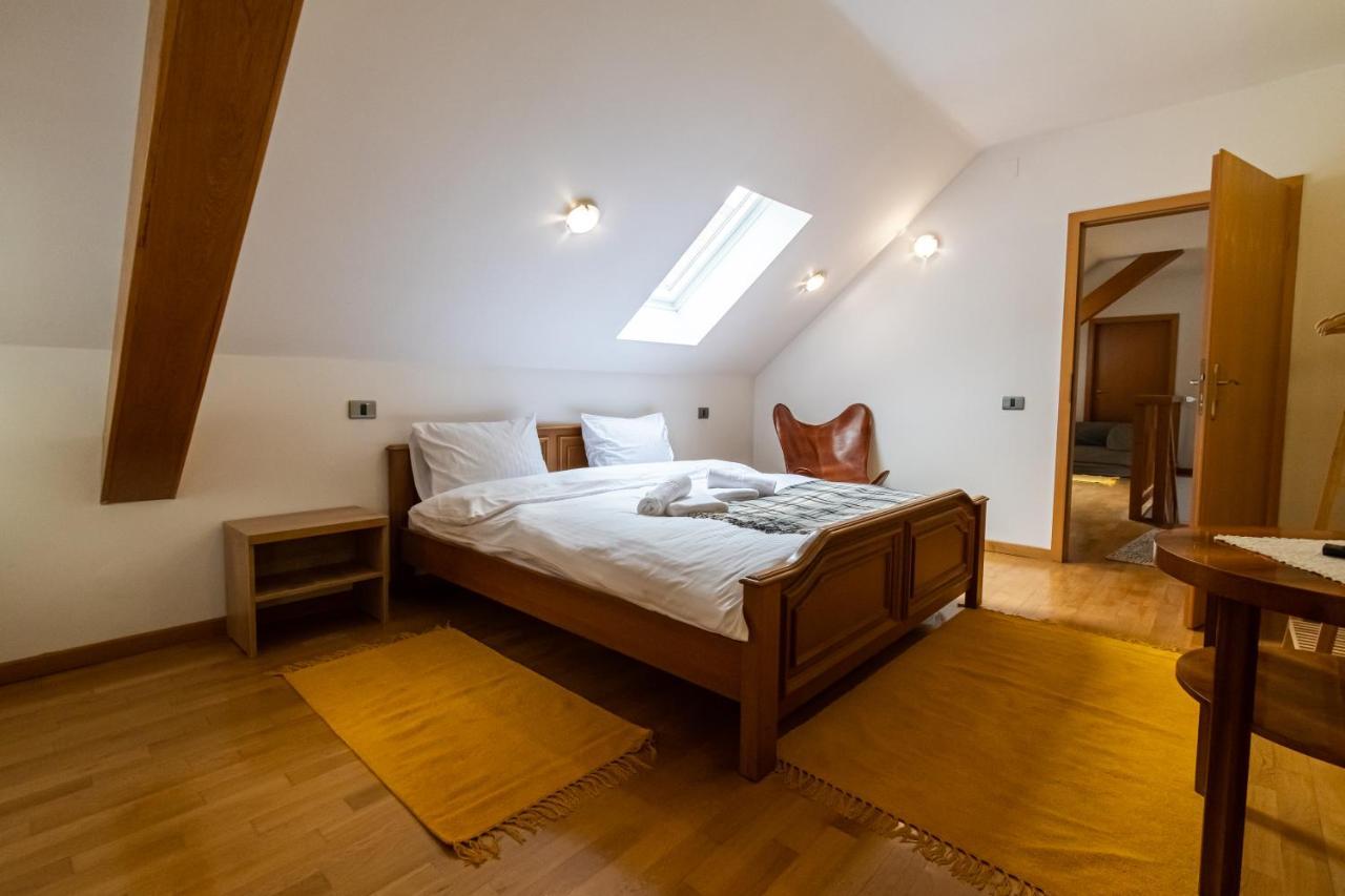 Residence 48 Beautiful Building Within Moments From The Old Town Of Braşov Esterno foto