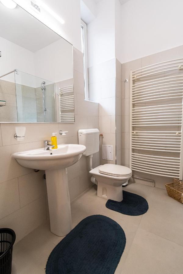 Residence 48 Beautiful Building Within Moments From The Old Town Of Braşov Esterno foto