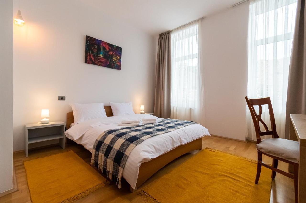 Residence 48 Beautiful Building Within Moments From The Old Town Of Braşov Esterno foto