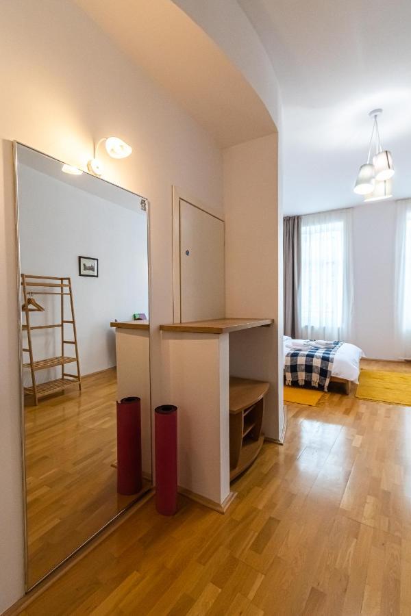 Residence 48 Beautiful Building Within Moments From The Old Town Of Braşov Esterno foto