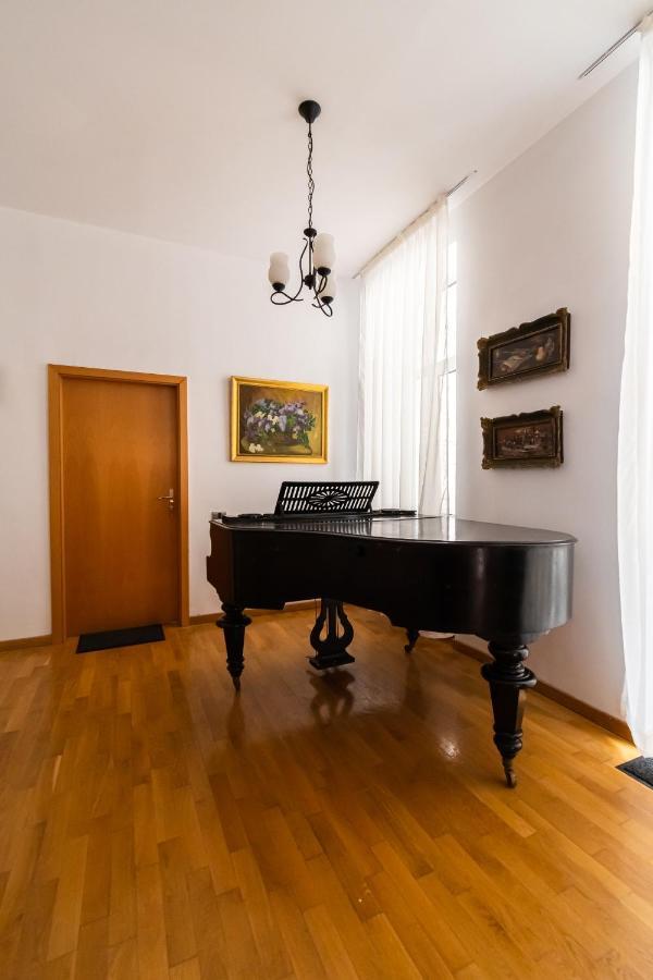 Residence 48 Beautiful Building Within Moments From The Old Town Of Braşov Esterno foto