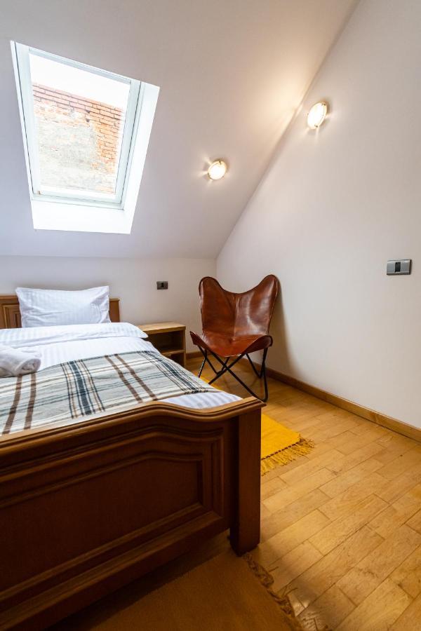 Residence 48 Beautiful Building Within Moments From The Old Town Of Braşov Esterno foto
