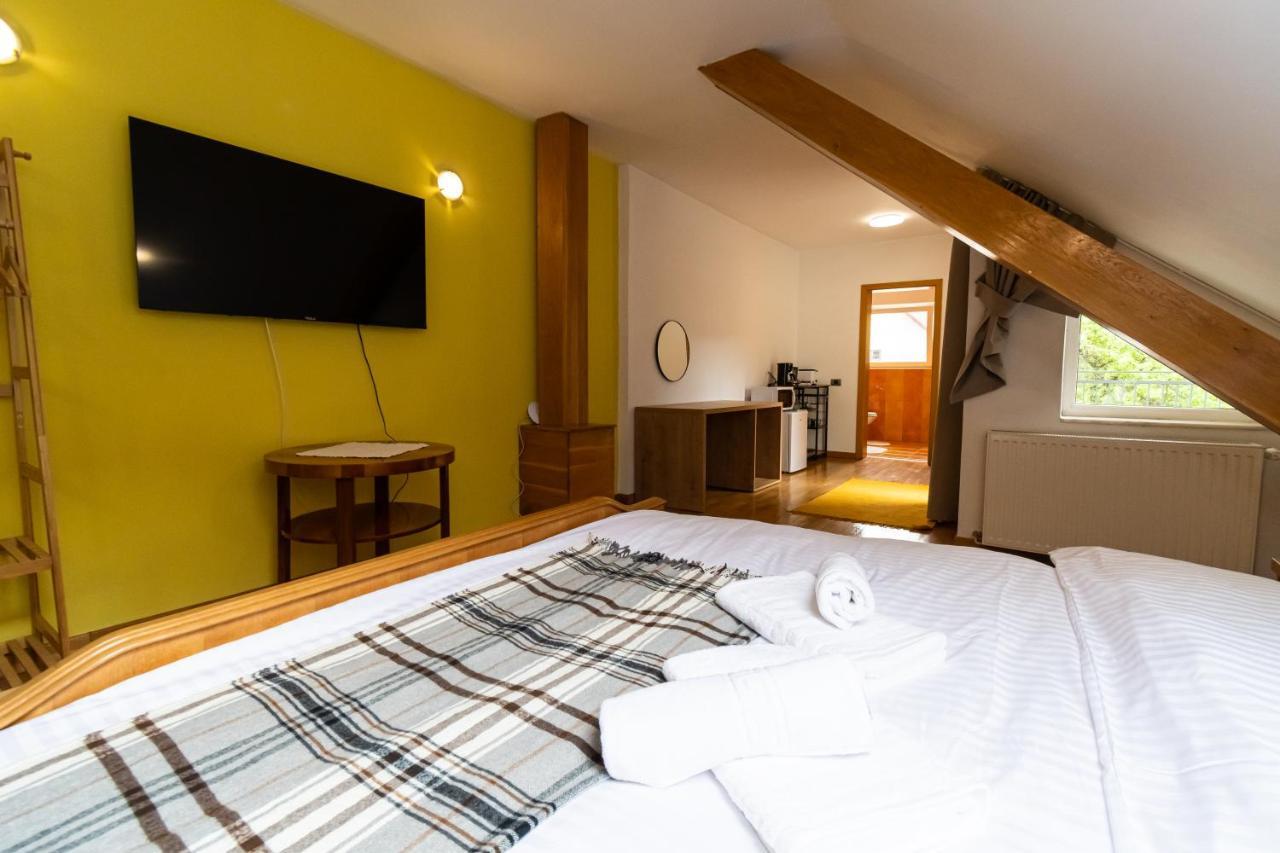 Residence 48 Beautiful Building Within Moments From The Old Town Of Braşov Esterno foto