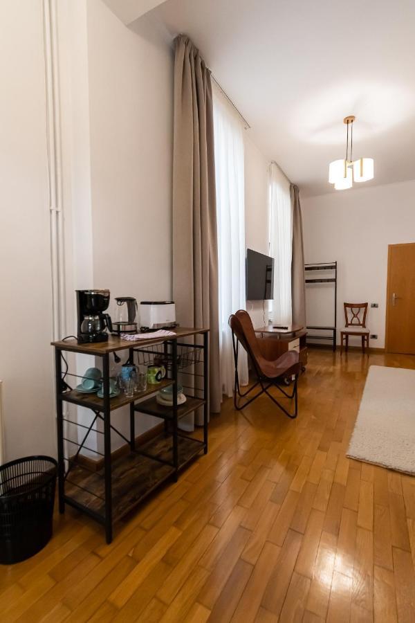Residence 48 Beautiful Building Within Moments From The Old Town Of Braşov Esterno foto