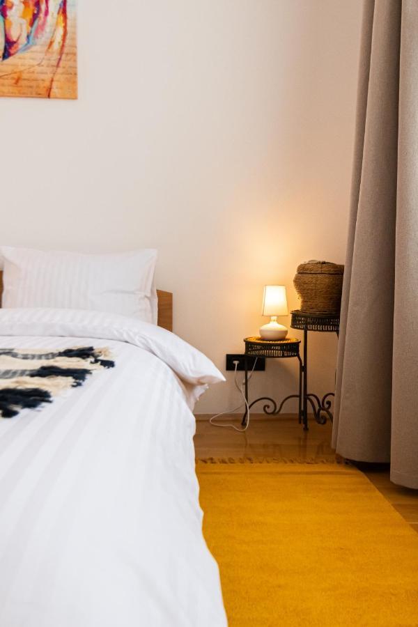 Residence 48 Beautiful Building Within Moments From The Old Town Of Braşov Esterno foto