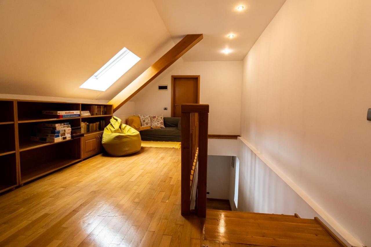 Residence 48 Beautiful Building Within Moments From The Old Town Of Braşov Esterno foto