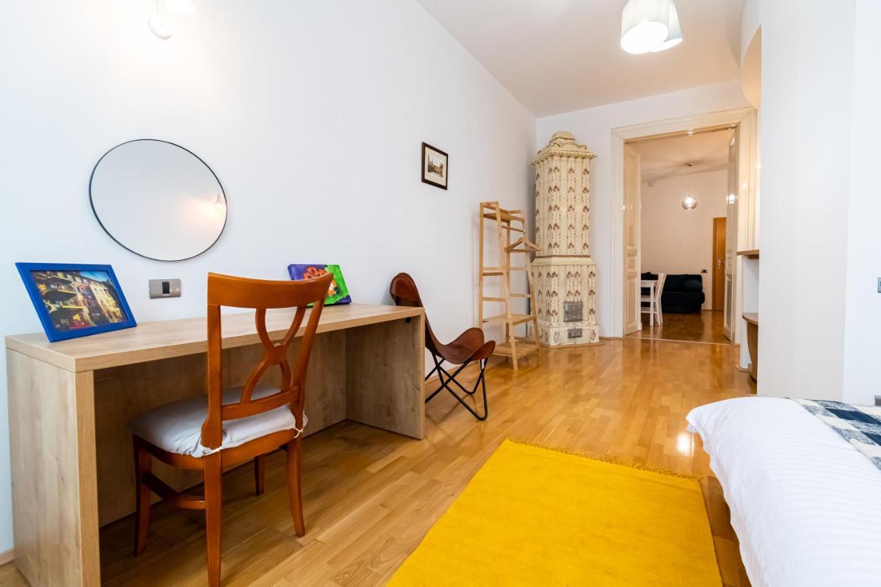 Residence 48 Beautiful Building Within Moments From The Old Town Of Braşov Esterno foto