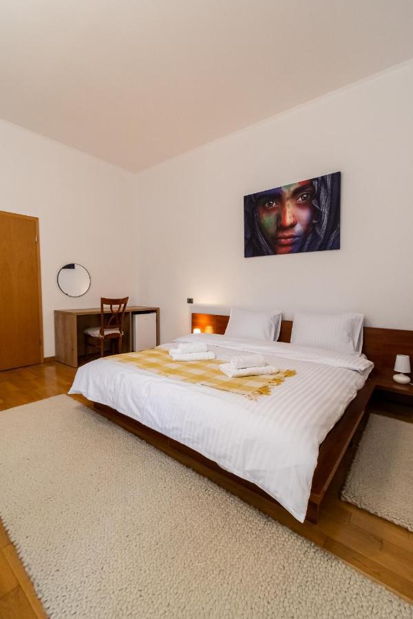 Residence 48 Beautiful Building Within Moments From The Old Town Of Braşov Esterno foto