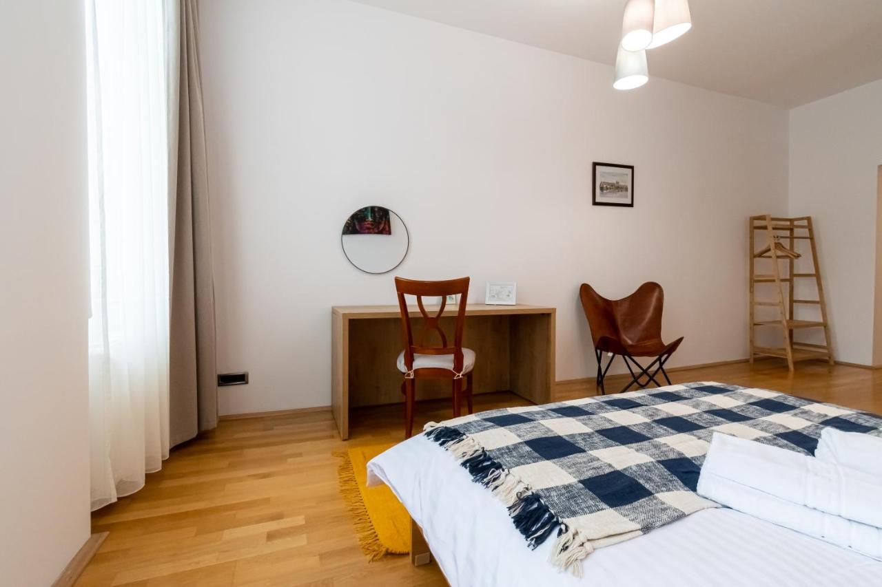 Residence 48 Beautiful Building Within Moments From The Old Town Of Braşov Esterno foto