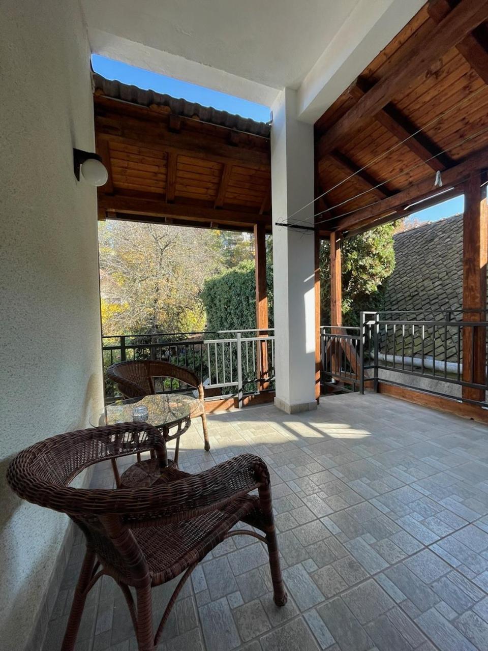 Residence 48 Beautiful Building Within Moments From The Old Town Of Braşov Esterno foto