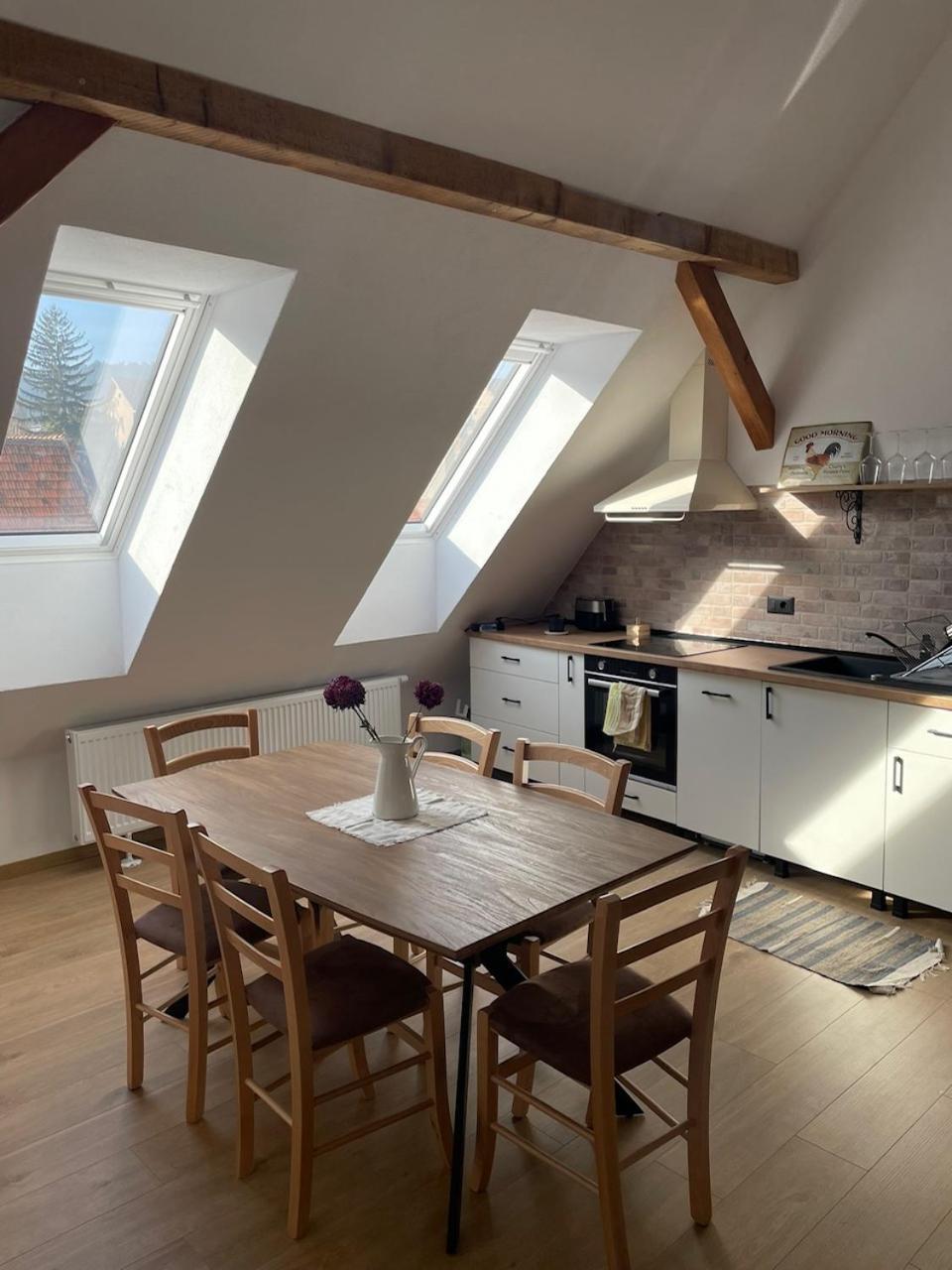 Residence 48 Beautiful Building Within Moments From The Old Town Of Braşov Esterno foto